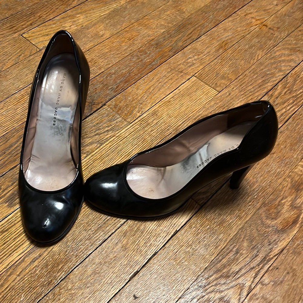 Marc by Marc Jacobs black patent leather pump
